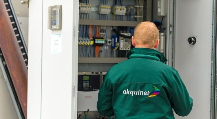 Mehr Leistungsfähigkeit und Sicherheit für die Stromversorgung der AKQUINET Hochleistungsrechenzentren. Ein AKQUINET Mitarbeiter prüft die Stromversorgung für das Rechenzentrum.